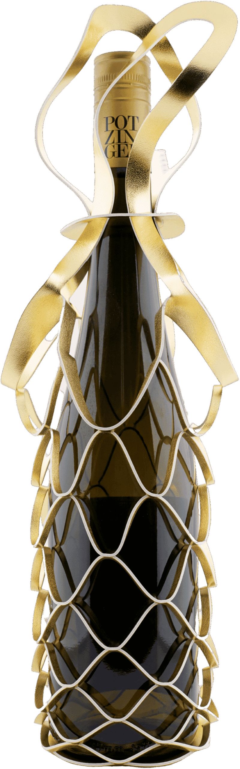 Die Vinstrip Flaschentasche GOLD 0,75L von YUMA-Design umhüllt eine Weinflasche elegant mit einem goldfarbenen Metallgitter und macht sie zu einem dekorativen Geschenk, dessen Etikett durch das offene Design teilweise sichtbar ist.
