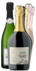 Sechs Flaschen Sekt aus dem Sektvergnügen Paket | 6 Fl. | GRATIS VERSAND* stehen nebeneinander, jede mit grüner, schwarzer, goldener oder rosafarbener Folie beklebt. Die vordere Flasche ist mit einem goldenen Etikett versehen, die anderen zeigen unterschiedliche Etiketten und Farben.