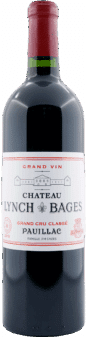 Eine Flasche Château Lynch Bages | 2018 Pauillac Rouge, mit weißem und rotem Etikett mit dem Namen des Weinguts und der Bezeichnung "Grand Cru Classé Pauillac".