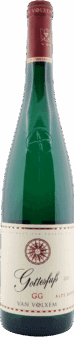 Eine grüne Weinflasche mit kastanienbraunem Foliendach und cremefarbenem Etikett trägt die Aufschrift "Van Volxem | 2020 Riesling Gottesfuss Alte Reben Großes Gewächs" mit einem Windrosenmotiv und Goldakzenten.