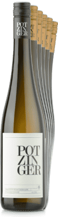 Sechs Flaschen Sauvignon GOLD Paket | 6 Fl. sind in einer gestaffelten Reihe angeordnet, wobei die vordere Flasche vollständig sichtbar ist und die anderen teilweise dahinter liegen. Jede hat ein weißes Etikett, einen beigen Verschluss und wird mit GRATIS VERSAND* geliefert.