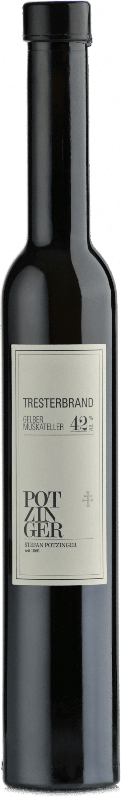 Eine hohe, dunkle Glasflasche mit einem minimalistischen weißen Etikett mit der Aufschrift "Tresterfeinbrand Gelber Muskateller (0,35 L) 42% vol" und "POT STILL", mit "Stefan Potzinger" in kleinerer Schrift am Boden.