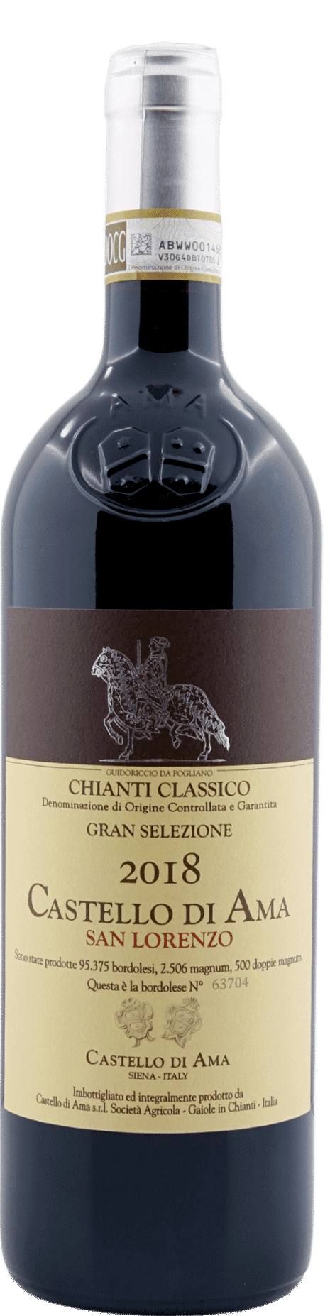 Eine Flasche Castello di Ama | San Lorenzo Chianti Classico Gran Selezione 2018 Rotwein mit einem detaillierten Etikett mit einer Pferde- und Reiterillustration sowie goldenem, rotem und schwarzem Text.