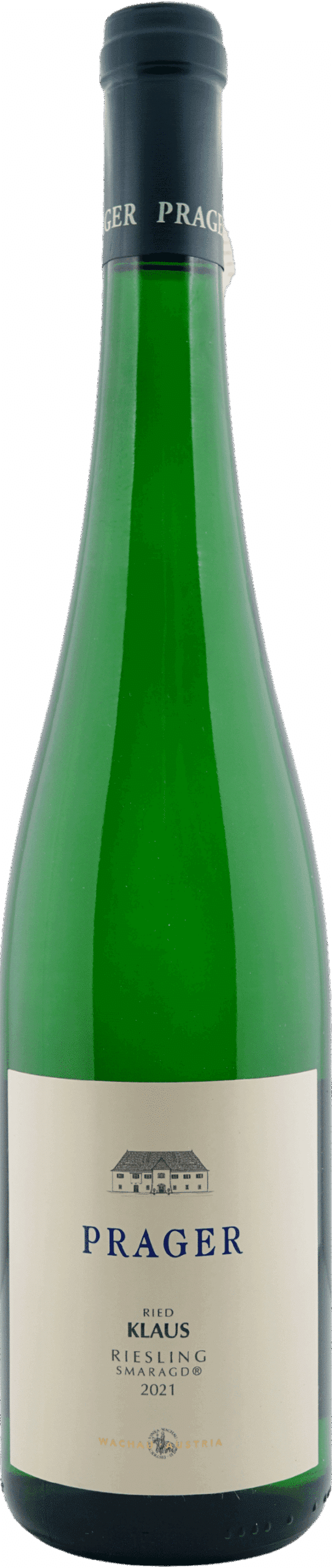 Eine grüne Glasflasche mit einem cremefarbenen Etikett mit der Aufschrift "Prager | 2021 Riesling Ried Klaus Smaragd" und einer kleinen Gebäude-Illustration; der dunkle Verschluss ist mit "Prager" beschriftet.