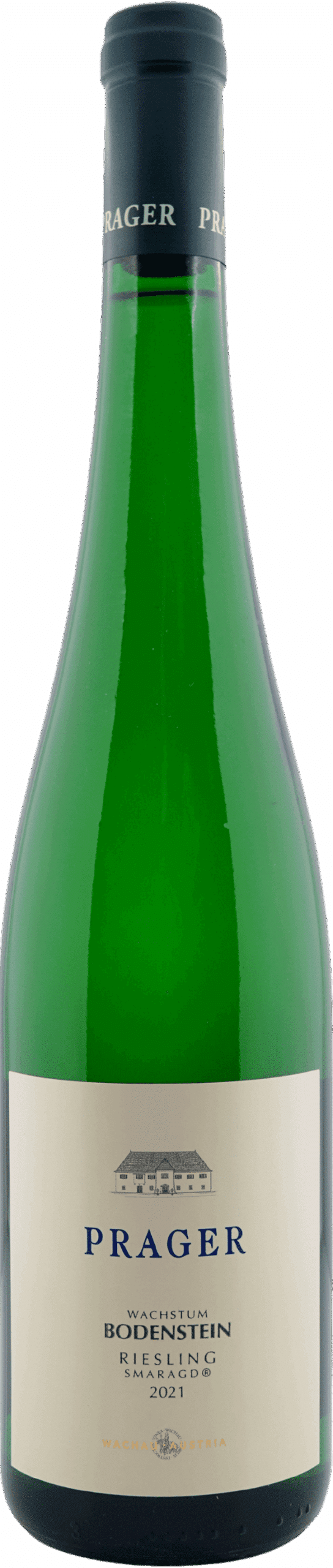 Eine grüne Weinflasche mit einem weißen Etikett mit der Aufschrift "Prager | 2021 Riesling Wachstum Bodenstein Smaragd" und der Zeichnung eines Gebäudes im oberen Teil; sie hat einen dunklen Verschluss mit der Aufschrift "Prager.