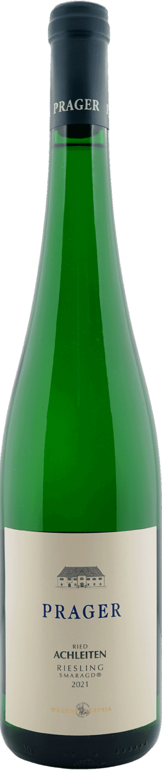 Eine grüne Weinflasche mit einem cremefarbenen Etikett mit der Aufschrift "Prager | 2021 Riesling Ried Achleiten Smaragd", einer Illustration eines Gebäudes, einem dunklen Verschluss und Text am Boden: "Wachau Österreich.
