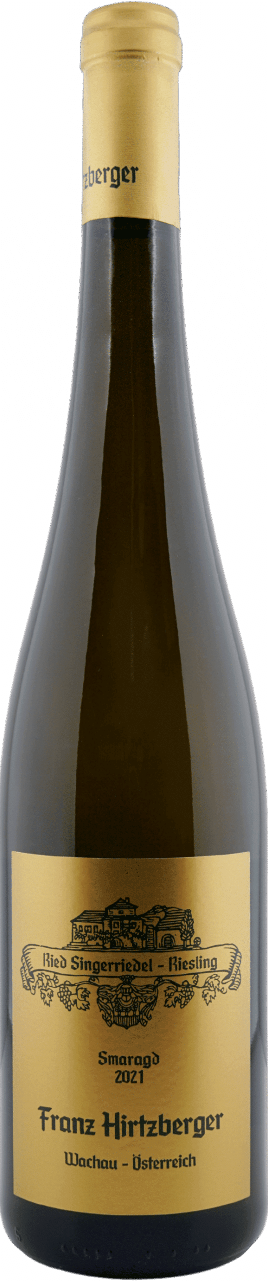 Eine Flasche Hirtzberger | 2021 Riesling Singerriedel Smaragd aus der Wachau, Österreich, mit einem gelben Etikett mit schwarzer Schrift und einer Abbildung des Weinbergs.
