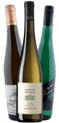 Drei Weinflaschen stehen nebeneinander, in der Mitte das beige Etikett "Domäne Wachau Riesling Smaragd 2023 Singerriedel". Auf jeder Seite befinden sich grüne Flaschen mit einzigartigen Verschlüssen - Teil des Riesling Selection Pakets | 6 Fl. | GRATIS VERSAND*.