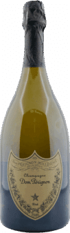 Eine grüne Glasflasche 2013 Dom Perignon Blanc Vintage Naked Edition Champagner aus Frankreich mit einem goldenen Etikett mit eleganter schwarzer Schrift und einem mit Folie umwickelten Korken.