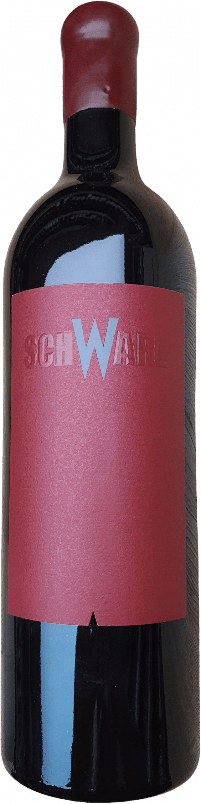 Eine dunkle Glasflasche von Schwarz | 2021 Rot Zweigelt mit einer roten Folienkapsel und einem minimalistischen roten Etikett mit den metallischen Buchstaben "SCHWARZ.