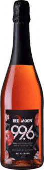 Eine Flasche Red Moon 99.6 Sparkling (alkoholfrei), ein alkoholfreier Aperitif mit rosé-oranger Flüssigkeit. Das Etikett zeigt rote Äpfel, blumige Motive und Noten von rotfleischigen Äpfeln mit einem Hauch von Sprudel.