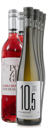 Im Frisch Gefüllt Paket (6 Fl. | GRATIS VERSAND*) steht eine rosafarbene Schilcher Traubensaft-Flasche vor vier dahinter angeordneten weißen Welschriesling 10,5 Flaschen mit grauen Verschlüssen.