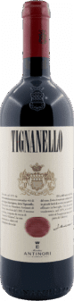 Eine Flasche Antinori | Tignanello 2020 Rotwein mit cremefarbenem Etikett, schwarzem Text "Tignanello", dem Wappen von Antinori, handgeschriebener Schrift im unteren Bereich und mit tiefroter Folie überzogen.