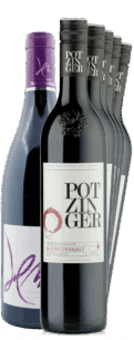 Das Rotwein Selection Paket | 6 Fl. enthält fünf Flaschen mit modernen schwarz-weißen Etiketten mit der Aufschrift "Potzinger Blauer Zweigelt" und eine Flasche mit der Aufschrift "Herzog" mit lila-weißem Design, alle stehend.