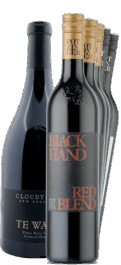 Sechs Flaschen aus dem "Rotwein Selection Paket | 6 Fl. | GRATIS VERSAND*" ausgestellt: Fünf identische rote Mischungen mit goldenen Verschlüssen stehen schräg in einer Reihe, und ein Cloudy Bay Pinot Noir mit dunklem Etikett und schwarzem Verschluss steht davor.