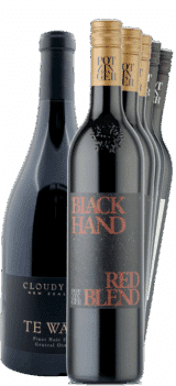 Sechs Flaschen aus dem "Rotwein Selection Paket | 6 Fl. | GRATIS VERSAND*" ausgestellt: Fünf identische rote Mischungen mit goldenen Verschlüssen stehen schräg in einer Reihe, und ein Cloudy Bay Pinot Noir mit dunklem Etikett und schwarzem Verschluss steht davor.