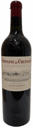 Eine Flasche Domaine de Chevalier 2020 Pessac Leognan Rouge, Grand Cru Classé de Graves, mit beigem Etikett und roter Folie, aus Frankreich.