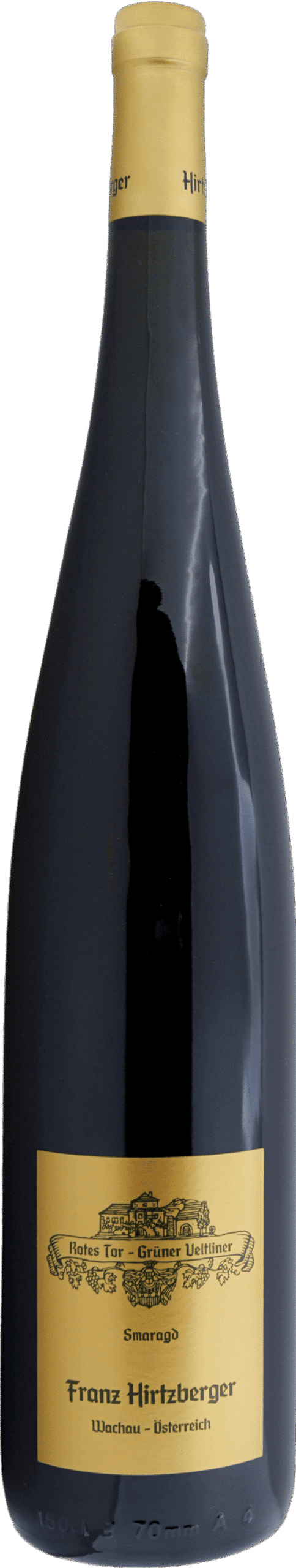 Eine dunkle Weinflasche mit einem gelben Etikett mit der Aufschrift "Hirtzberger | 2023 Grüner Veltliner Rotes Tor Smaragd (1,5L Magnum)" und einem eleganten Design, das vor einem schlichten Hintergrund steht.