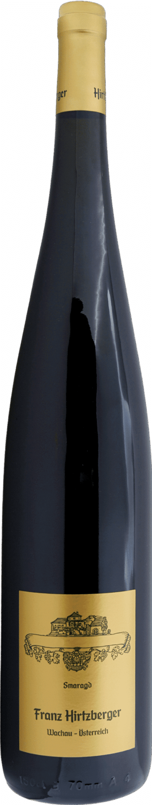 Eine hohe, dunkle Weinflasche mit einem gelben Etikett mit der Aufschrift "Hirtzberger | 2023 Riesling Singerriedel Smaragd (1,5L Magnum)" und der Abbildung eines Gebäudes.