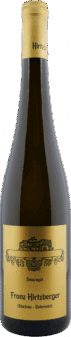 Eine Flasche Hirtzberger | 2023 Grüner Veltliner Rotes Tor Smaragd aus der Wachau, Österreich, mit einem gelben Etikett, das eine detaillierte Illustration des Weinguts und elegante schwarze Schrift zeigt.