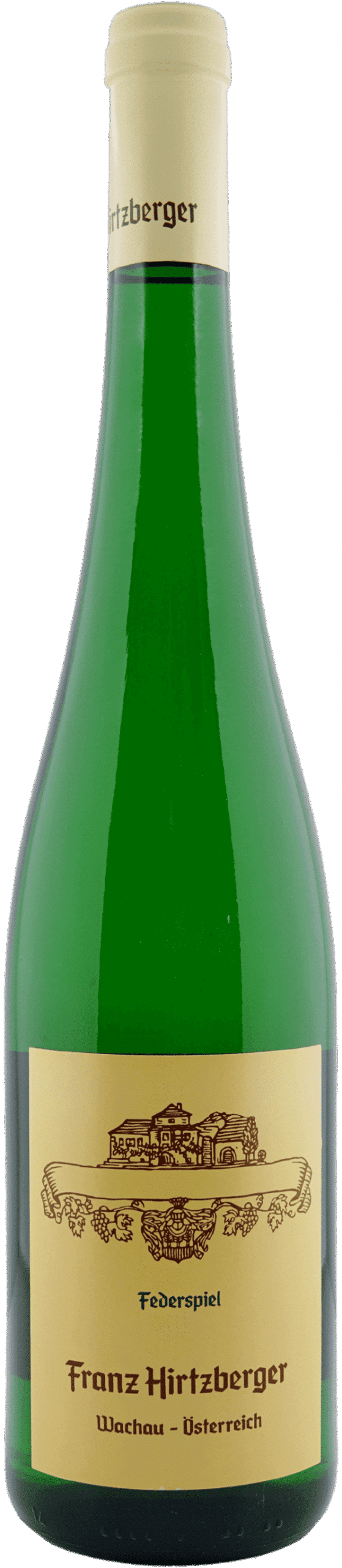 Eine grüne Flasche mit beigem Verschluss und einem Etikett mit der Aufschrift "Hirtzberger | 2023 Riesling Steinterrassen Federspiel" und der Abbildung eines Gebäudes.