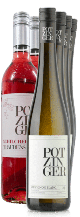 Sechs Flaschen aus dem "Sauvignon / Saft Paket" sind zusammen gestellt, alle mit dem Markennamen POTZINGER etikettiert.