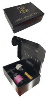 Ein eleganter schwarzer 2er-Sekt-Präsentkarton wird geschlossen und geöffnet gezeigt, mit goldener und weißer Beschriftung. Im Inneren fasst der Karton zwei Sektflaschen, die zur sicheren Präsentation in Fächer eingepasst sind.