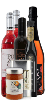 Das Feinkost-Paket enthält Roséwein, Balsamico-Essig, Olivenöl und Aprikosenmarmelade, alles zusammen auf weißem Hintergrund.