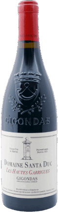 Eine Flasche Domaine Santa Duc 2019 Gigondas Les Hautes Garrigues rouge mit rotem Folienverschluss, "Gigondas" auf dem Glas und einem weißen Etikett mit einer Illustration des Weinguts und einem rot-schwarzen Text.