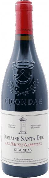 Eine Flasche Domaine Santa Duc 2019 Gigondas Les Hautes Garrigues rouge mit rotem Folienverschluss, "Gigondas" auf dem Glas und einem weißen Etikett mit einer Illustration des Weinguts und einem rot-schwarzen Text.