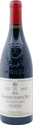 Eine Flasche des Rotweins Domaine Santa Duc | 2019 Gigondas Aux Lieux Dits rouge mit geprägtem Logo und weißem Etikett mit schwarzem und rotem Text und der Zeichnung eines Steinmonuments.