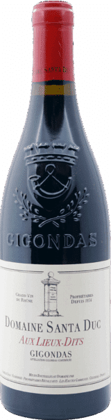 Eine Flasche des Rotweins Domaine Santa Duc | 2019 Gigondas Aux Lieux Dits rouge mit geprägtem Logo und weißem Etikett mit schwarzem und rotem Text und der Zeichnung eines Steinmonuments.