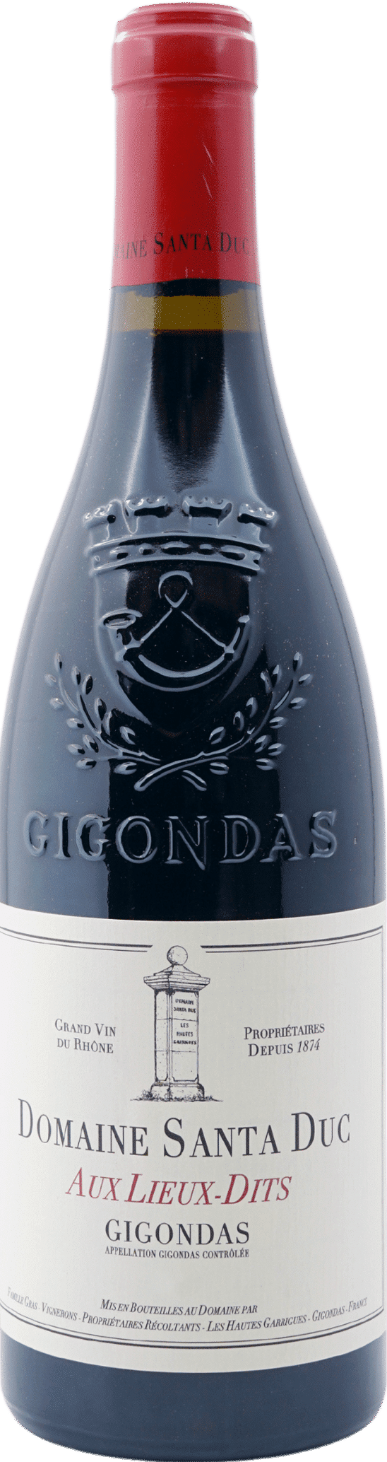 Eine Flasche des Rotweins Domaine Santa Duc | 2019 Gigondas Aux Lieux Dits rouge mit geprägtem Logo und weißem Etikett mit schwarzem und rotem Text und der Zeichnung eines Steinmonuments.