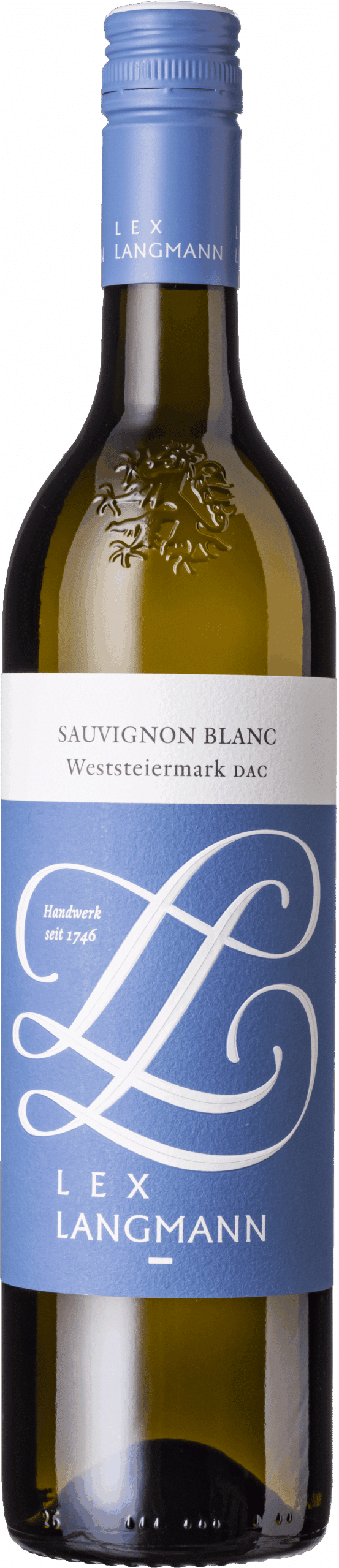 Eine Flasche Langmann | Stainz Sauvignon Blanc 2023 Weststeiermark DAC mit einem blau-weißen Etikett mit dem Markennamen, Logo, "Weststeiermark DAC" und "Handwerk seit 1746".