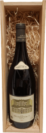 Eine 1,5L-Magnum des Schloss GOBELSBURG 2021 Riesling Ried Heiligenstein Erste Lage Kamptal wird in einer Holzkiste mit Strohverpackung präsentiert.