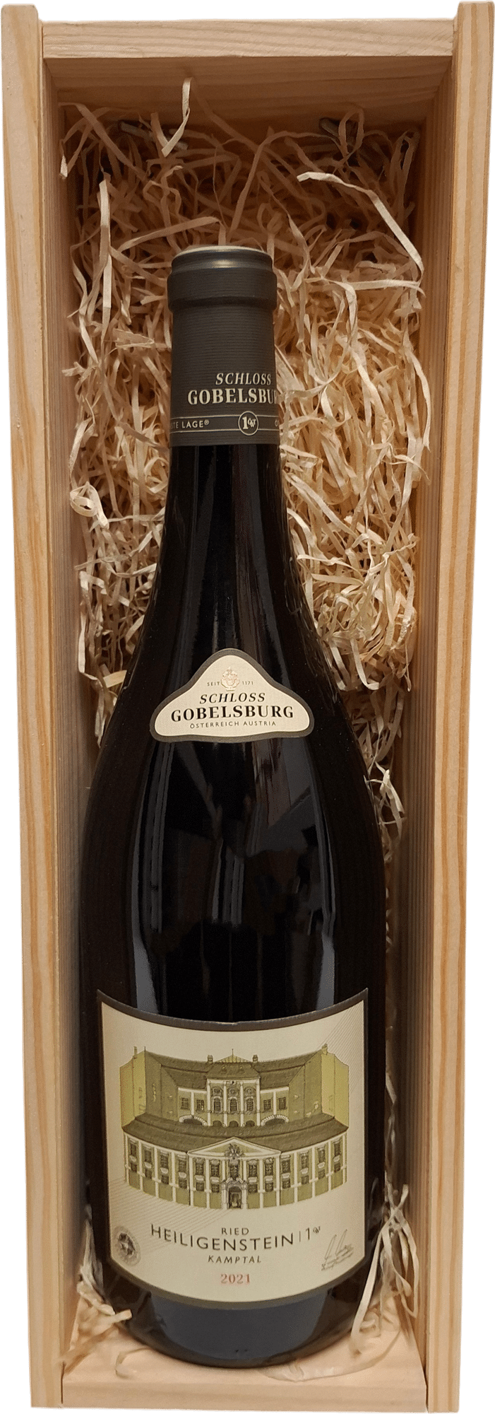 Eine 1,5L-Magnum des Schloss GOBELSBURG 2021 Riesling Ried Heiligenstein Erste Lage Kamptal wird in einer Holzkiste mit Strohverpackung präsentiert.