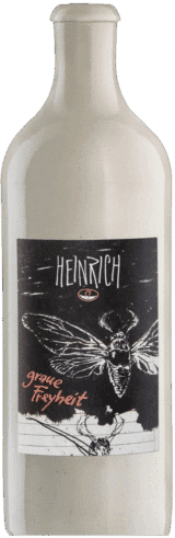 Eine Keramikflasche mit der Aufschrift "Heinrich | 2021 Graue Freyheit BIO" zeigt ein schwarz-weißes Design mit einer geflügelten Insektenillustration, "HEINRICH" oben und "graue Freiheit" in roter Schrift am unteren Rand.