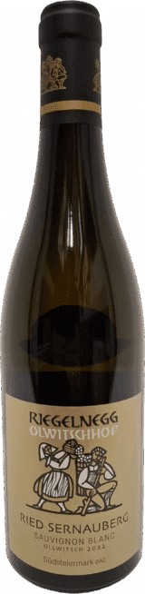 Eine Flasche Riegelnegg 2022 Sauvignon Blanc Ried Sernauberg Südsteiermark DAC mit einem beigen Etikett mit zwei illustrierten Figuren.