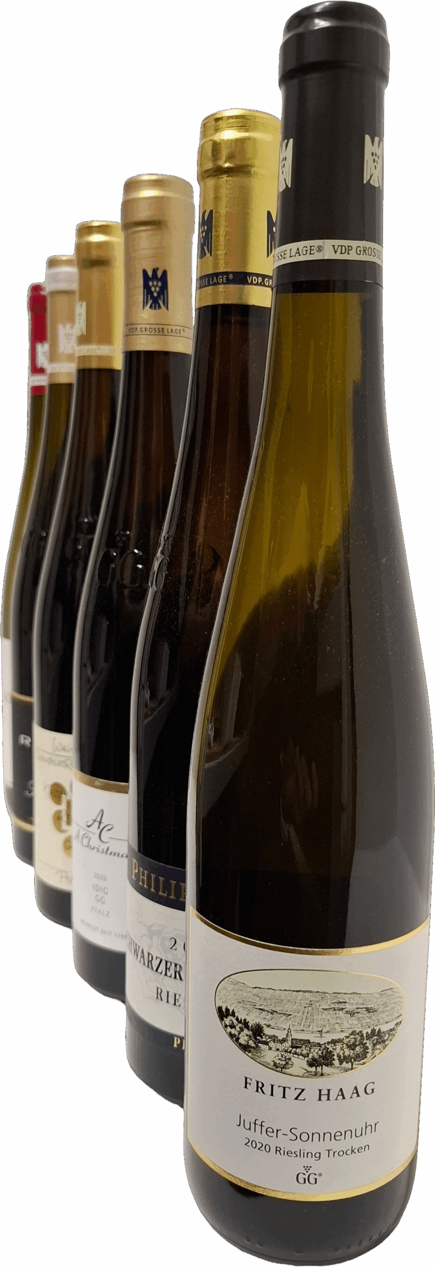 Sechs Flaschen Deutschland Große Gewächse 2020 Mosel + Pfalz sind diagonal vor einem leuchtend roten Hintergrund angeordnet, wobei die vordere Flasche die enthaltene Auswahl hervorhebt. Das Set enthält 6 Flaschen mit kostenlosem Versand.