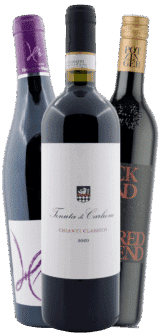 Drei Flaschen des Bordeaux 2021 aus dem "Bordeaux 2021 Paket | 3 Fl. | GRATIS VERSAND*" mit jeweils unterschiedlichen Etiketten und Verschlussfarben: eine Flasche in der Mitte, flankiert von zwei weiteren mit lila und goldenen Verschlüssen.