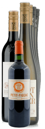 Sechs Martini-Flaschen stehen aufrecht zusammen. Fünf sind hoch und haben goldene und schwarze Kappen mit der Aufschrift "Martini Paket", während eine kürzere Flasche vorne eine rote und grüne Kappe mit einem orangefarbenen Etikett hat, alle mit der Aufschrift "Martini Paket | 6 Fl. | GRATIS VERSAND*".