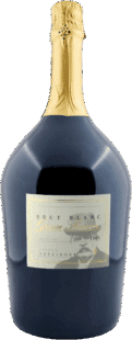 Eine große dunkle Weinflasche mit einem mit Goldfolie umwickelten Hals und einem cremefarbenen Etikett mit der Aufschrift "Sekt Brut BLANC Grosse Reserve Steiermark g.U. (1,5L Magnum)" steht aufrecht vor einem schlichten Hintergrund.