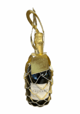 Der Sekt Brut BLANC Methode Traditionnelle "Hommage 1860" wird in einer dekorativen goldenen Metallhalterung in Form einer Ananas mit einer Plakette "Frohes Fest" auf weißem Hintergrund geliefert.
